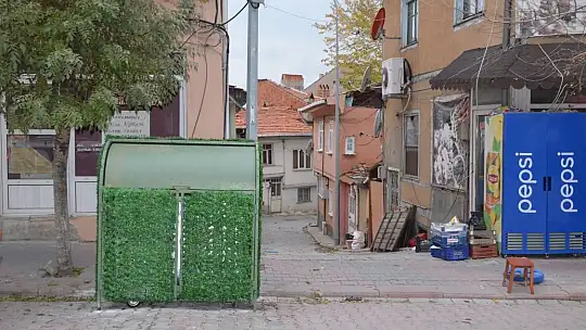 Emet'te Çöp Konteynırları Yeşile Bürünüyor