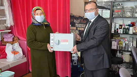 Emet Belediyesinden Berber Ve Kuaförlere UV Sterilize Makinaları