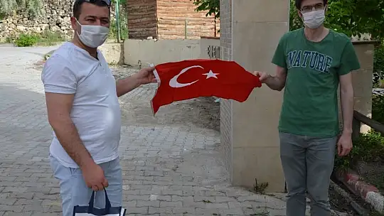 Emet Belediyesinden Sağlık Ordumuza 101. Yıl da Türk Bayrağı Hediyesi