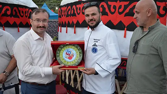 Gürpınarda Çıkan Yangında 2 Katlı Ev Yandı