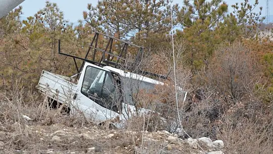 Beton Direk Uçuruma Yuvarlanmasını Engelledi 2 Yaralı