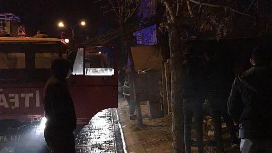 Garajda Park Halinde Bulunan Araç Yandı