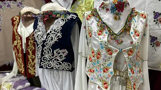 Emet Halk Eğitim 261 Kursta 5835 Kursiyere Belge Verdi