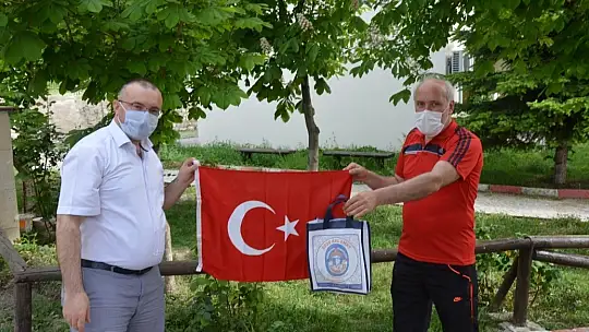 Emet Belediyesinden Sağlık Ordumuza 101. Yıl da Türk Bayrağı Hediyesi