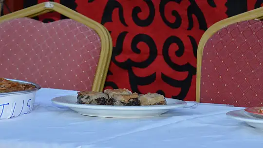Gürpınarda Çıkan Yangında 2 Katlı Ev Yandı