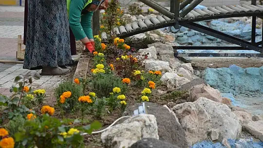Emet Belediyesince Şehrin Her Tarafı Çiçeklerle Donatılıyor