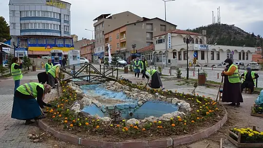 Emet Belediyesince Şehrin Her Tarafı Çiçeklerle Donatılıyor