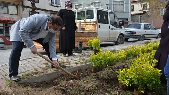 Emet Belediyesince Şehrin Her Tarafı Çiçeklerle Donatılıyor