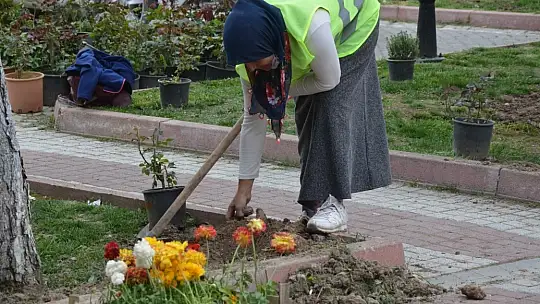 Emet Belediyesince Şehrin Her Tarafı Çiçeklerle Donatılıyor