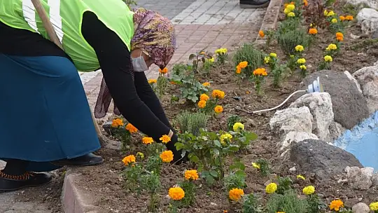 Emet Belediyesince Şehrin Her Tarafı Çiçeklerle Donatılıyor