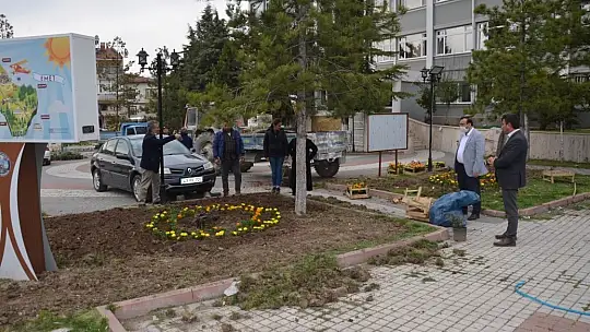 Emet Belediyesince Şehrin Her Tarafı Çiçeklerle Donatılıyor