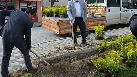 Emet Belediyesince Şehrin Her Tarafı Çiçeklerle Donatılıyor