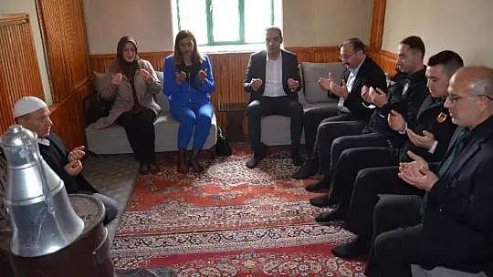 İlçe Protokolü İlk Bayram Ziyaretlerini Şehit Ailelerimize Yaptı