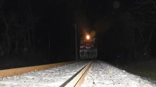 Raylardan Karşıya Geçmeye Çalışırken Yük Treni Çarptı