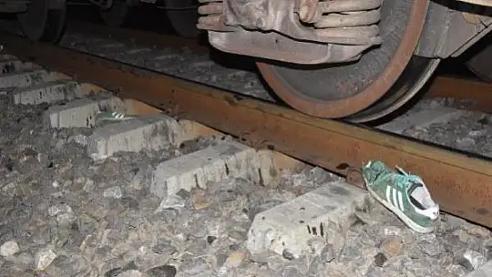Raylardan Karşıya Geçmeye Çalışırken Yük Treni Çarptı