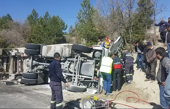 GEDİZ-HİSARCIK YOLUNDA KAZA 1 YARALI VİDEOLU