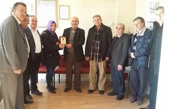 Emet'in tek bayan taksicisine şoförler odasınca plaket verildi.