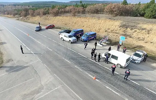 İlçe Protokolü Kadına Şiddete Hayır broşürü ve Mehmet Akif Şiir Cd'si Dağıttı