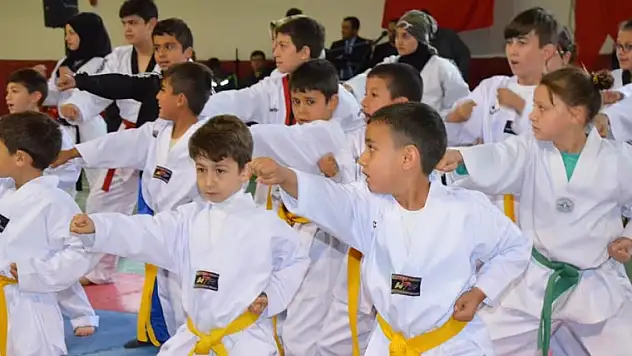 GENÇLERİN BAYRAMINDA BULUŞUP ATAMIZI ANDIK