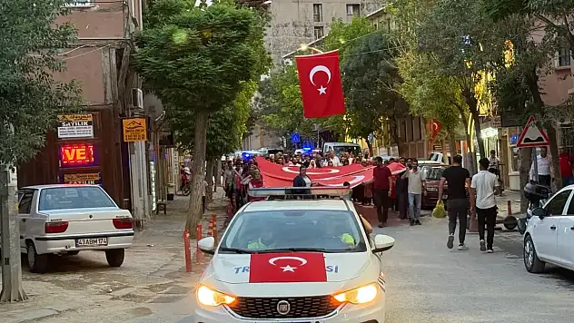 Emet: Demokrasi Yürüyüşünde Omuz Omuza