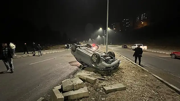 Emet'te araç refüje çarpıp ters döndü