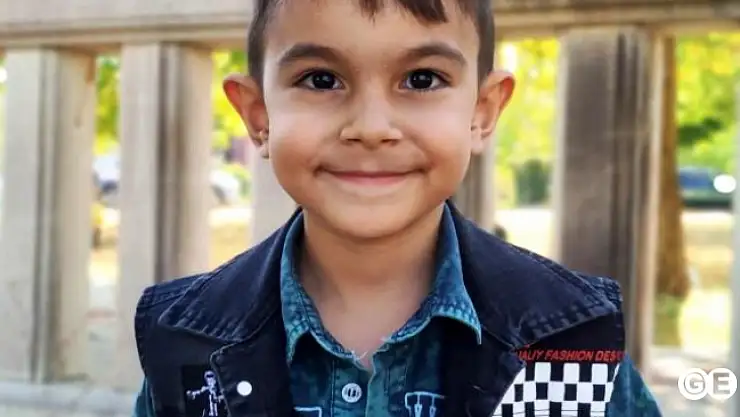 8 Yaşındaki  Ömer  10 Günlük Yaşam Mücadelesini Kaybetti
