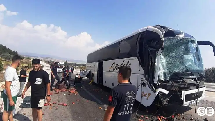Dumlupınarda Otobüs Kamyona Çarptı 9 Yaralı