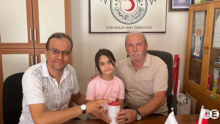 Emet  Harçlıklarını Kızılay'a Bağışladı