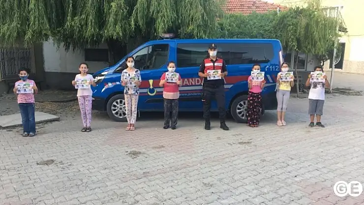 Emet Jandarmadan Çocuklara Jandarma Dergisi Dağıtımı