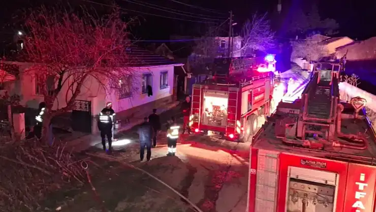 Emet'te Alevler Yükseldi: Ev Kullanılmaz Hale Geldi
