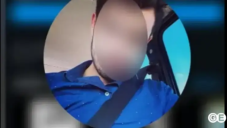 Emet'te iki genç alevler arasında kaldı