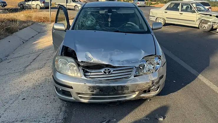 Emet'te Kaza: 2 Araç Çarpıştı,4 Kişi Yaralandı