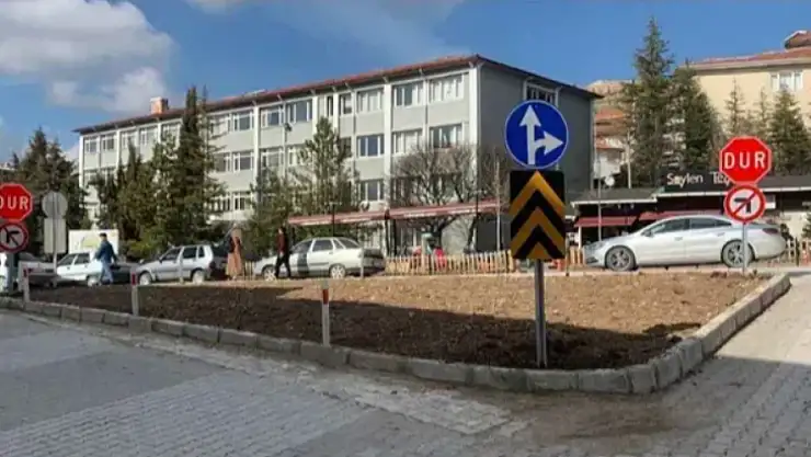 Emet'te Meydan ve Otopark Hükümeti Bekliyor