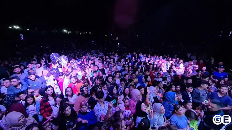 EMFEST Festivalinde Ünlü Sanatçı Zehra Emet'te Sevenleri İle Buluştu
