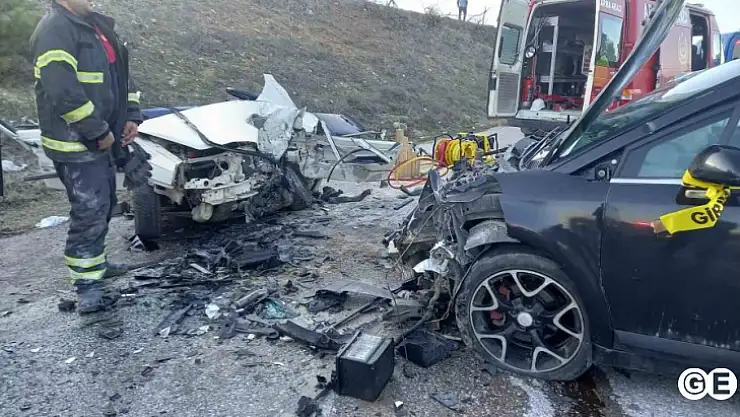 Gedizde 2 Araç Çarpıştı 1 Ölü 3 Yaralı