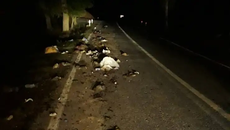 JANDARMA TOPLADIĞI ÇÖPLERİ YOLA YAYAN ARACIN PEŞİNDE