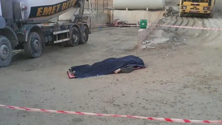 BETON MİKSERLE ARKADAŞINI EZDİ