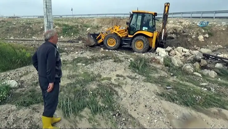 EMET'İ SEL VURURKEN ÜRÜNLER TALAN OLDU