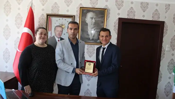 SİGARAYLA MÜCADELEDE  DOKTOR ÇELİK'E PLAKET