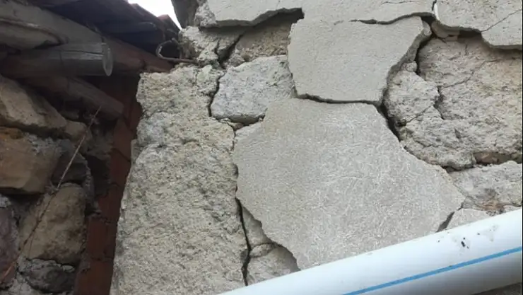 YOLDA  MEYDANA GELEN GÖÇME,YOL ÜZERİ EVLERDE HASAR OLUŞTURDU