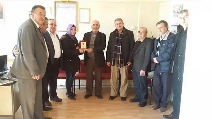 EMET'İN TEK BAYAN TAKSİCİSİNE PLAKET