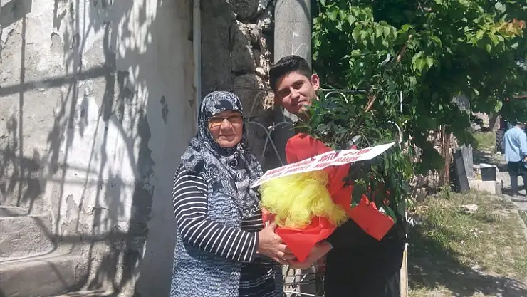 EMET POLİSİ ANNELER GÜNÜNDE ŞEHİT VE GAZİ AİLELERİMİZİ UNUTMADILAR