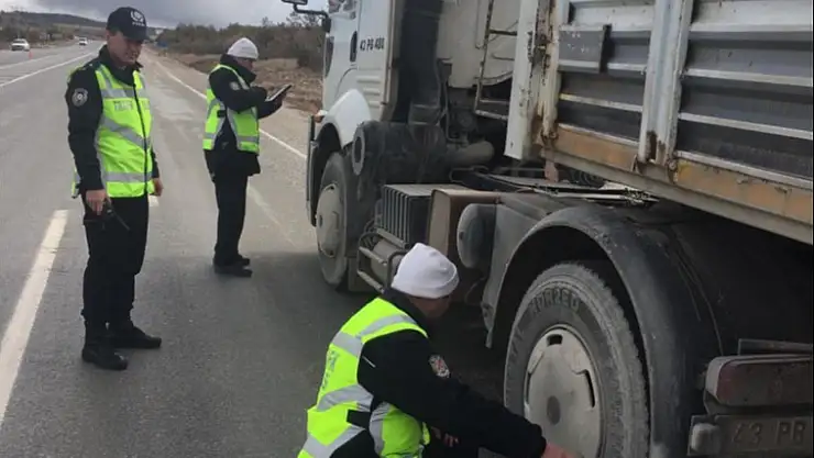 EMET POLİSİNDEN ARAÇLARIN KIŞ LASTİĞİNE SIKI DENETİM