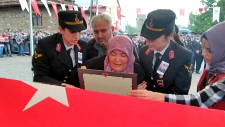 ŞEHİDİMİZ GÖZYAŞLARIYLA SON YOLCULUĞUNA UĞURLANDI