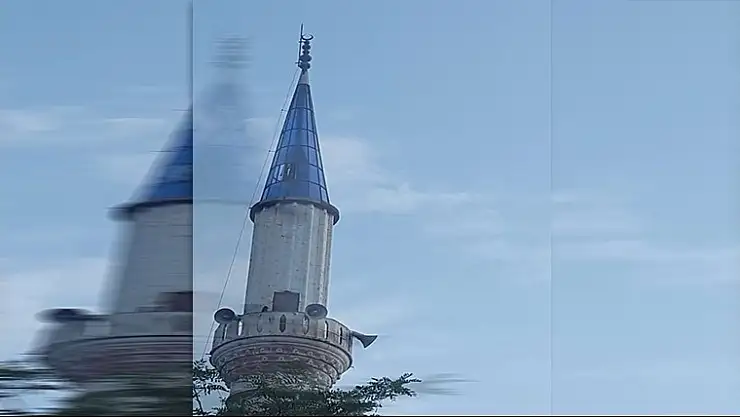 ŞİDDETLİ YAĞIŞ VE FIRTINA SONUCU CAMİYE YILDIRIM DÜŞTÜ