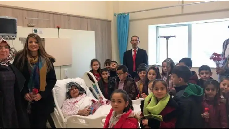 MİNİKLERDEN YAŞLI HASTALARA ZİYARET