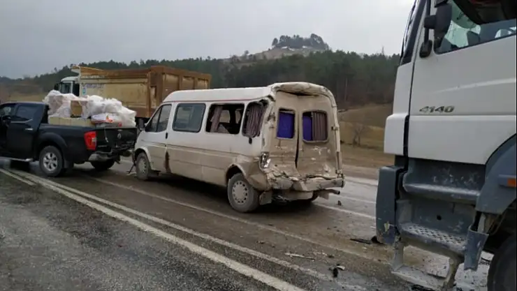 EMET'TE ZİNCİRLEME KAZA  2 YARALI