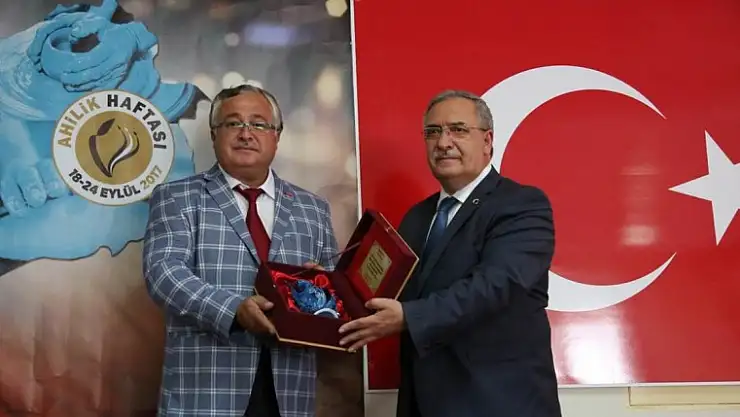 YILIN AHİSİ BİLGİÇ'İN ÖDÜLÜNÜ BAŞKAN ÜNAL ALDI