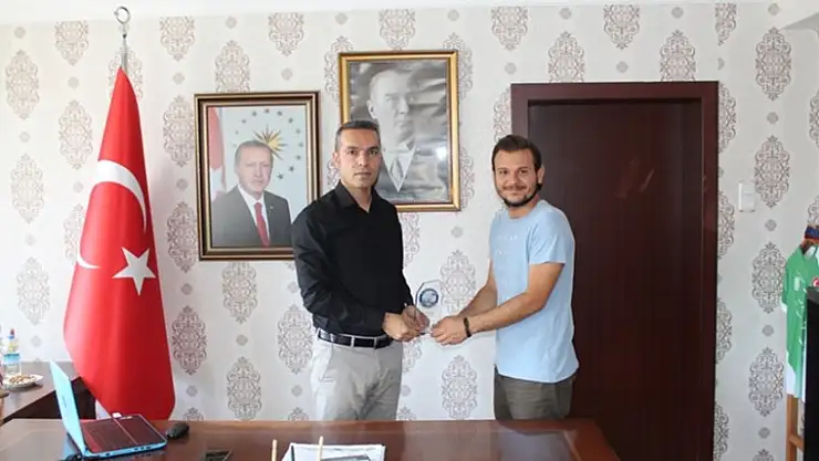 İLÇEDEN AYRILAN DR. OSMAN ÇELİK'E KAYMAKAMLIKTAN TEŞEKKÜR PLAKETİ