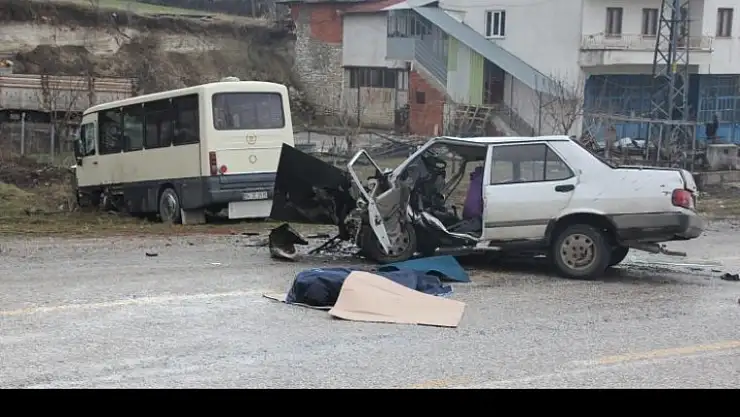 DOMANİÇTE KAZA 1 ÖLÜ 13 YARALI